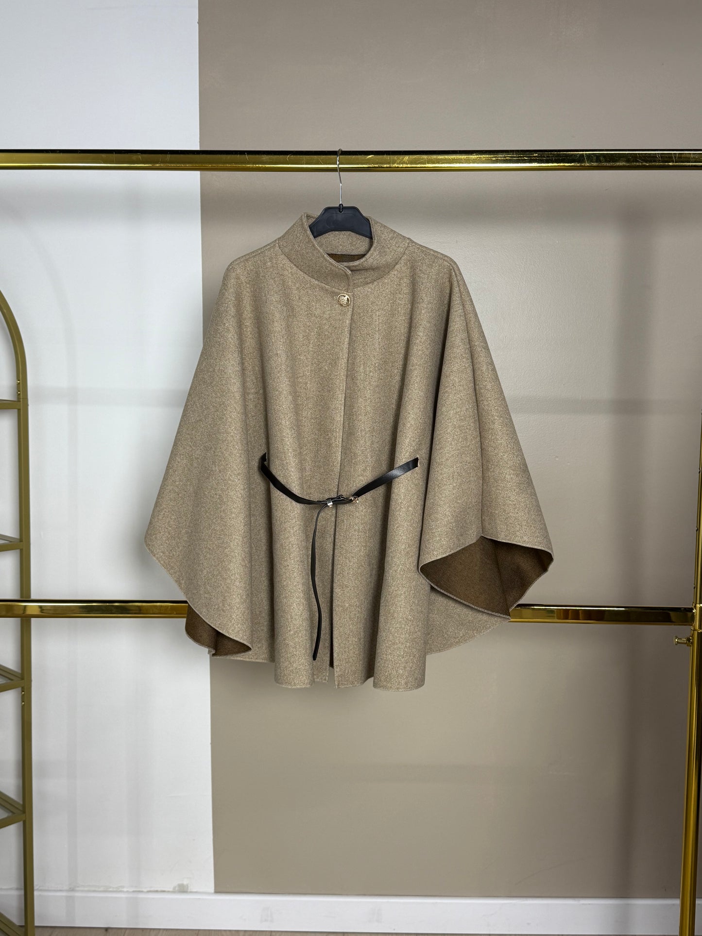 CAPES AVEC CEINTURE DÉTAIL DORÉE